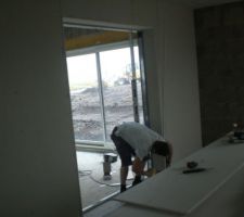 Romain fait la finition du galandage