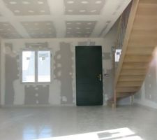 J'avais peur que l'escalier grignote tout le volume de la pièce mais ce n' est pas le cas, ouf
