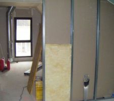 SALLE DE BAIN SUR COULOIR ET AU FOND LA MEZZA
