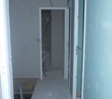 Couloir desservant les chambres et la sdb