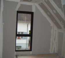 Mezzanine avec conduit de cheminée revêtu de placo a gauche
