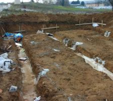 1 mois 1/2 apres chantier a l'abandon, les autres constructeurs se lachent.
Mes fondations se transforment en décharge public .