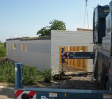 Le bardage est déjà prélaqué en usine. Cette technique permet d'éviter l'entretien régulier et fastidieux habituel lié au bardage bois tout en profitant de tous ces avantages.