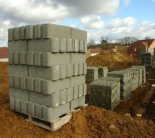 L'année se termine tranquillement , chantier toujour a l'arret.
12/02/09 apres un RAR , livraison des parpaings ENFIN ça va commencer.