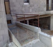 Le garde-corps devant la porte d'entrée, et surplombant le garage.