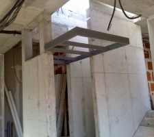 Le palier de l'escalier.