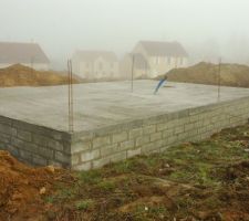 Apres 2 semaines de boulot , le vide sanitaire sort enfin de terre .
Les maçons ont réalisés un super travail , le chantier est propre .