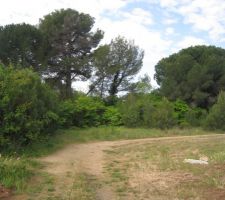 Voici le terrain qui va &ecirc;tre bient&ocirc;t born&eacute; afin de le limiter avec les voisins, en fin de viabilisation, situ&eacute; dans la ZAC de la Draille