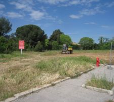 Rue qui va &ecirc;tre faite et &agrave; gauche de le terrain et celui des voisins