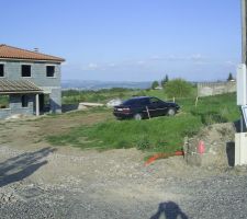 Vue du terrain pris de la route.
aper&ccedil;u de la maison du futur voisin:
1 mois  1/2 pour la construction (terrassement,ma&ccedil;onnerie;toiture) CHAPEAU!!!!