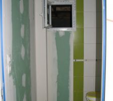 Carrelage de la salle d'eau du rdc pos&eacute;, il reste les joints &agrave; faire