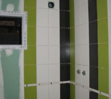 Vue sur la salle d'eau du rdc en attente de finition cot&eacute; plomberie