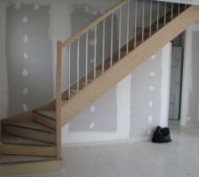 Vue sur l'escalier depuis le salon