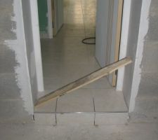 Finition de la marche du cellier donnant dans le garage, le conducteur de travaux a demandé à ce qu'elle soit entièrement carrelée... il n' y a plus que les joints à faire.