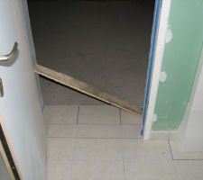 Marche cot&eacute; cellier allant vers le garage en cours de finition et en attente de joint