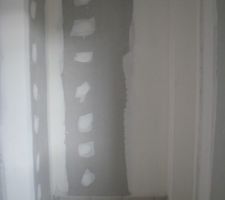 Vue sur le futur grand placard de la chambre du RDC qui sera un bureau