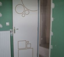 Porte de la salle de bain de l'étage