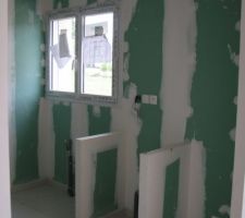 Vue sur la cuisine coté façade arrière de la maison, cad que de l' évier on aura une vue totalement dégagée sur le jardin