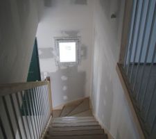 Vue plongeante du haut de l'escalier vers le RDC