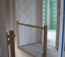 Vue sur le palier et haut de l'escalier donnant sur la porte des wc de l'étage et vers la salle de bain
