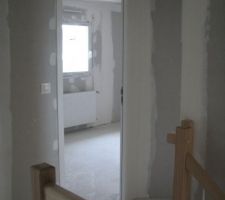 Haut du palier vue sur l'entrée de la chambre 3