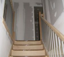 Vue sur le haut de la cage d'escalier.
je suis très contente de la qualité de cet escalier réalisé par une entreprise de pays de loire.