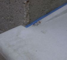 Rebord de fen&ecirc;tre de chambre ab&icirc;m&eacute;