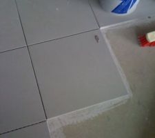 Carrelage toucher b&eacute;ton
gris clair