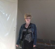 Lucie dans la future chambre d'étage