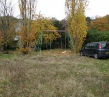 D&eacute;but du d&eacute;frichage... Les peupliers poussent dans le garage!!!