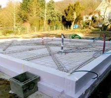 Isolant Jackodur (XPS) posé sur la dalle de propreté. Ferraillage, et gaines posés pour la dalle de la maison.