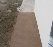 Chemin autour de la maison de 1m de large