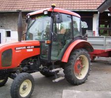 Heureusement que le grand pere est la avec son tracteur et sa benne pour &eacute;vacuer les gravats