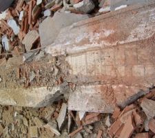 En cassant un morceau, on a retrouv&eacute; du journal qui &eacute;tait pos&eacute; sous le b&eacute;ton...dat&eacute; de 1971