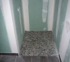 Carrelage de la salle d'eau du bas