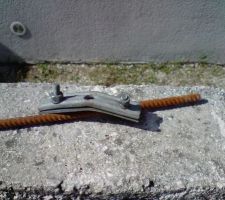 Deux tirefonds en guise de maintien