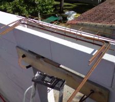 Pr&eacute;paration d'un ferraillage de linteau de porte qui doit se reprendre sur le cadre en BA de part et d'autre de l'ouverture d'o&ugrave; les &eacute;querres...