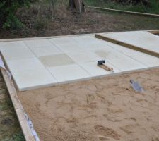 Dalles de beton(50*50) sur lit de sable pour sol d'une cabane de jardin