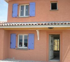 LA MAISON ROSE AUX VOLETS BLEUS
