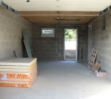 Garage avant les travaux de peinture sur les murs et sur le sol