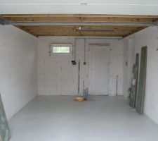 Garage après 3 couches de peinture spéciale façade aux murs et une première couche de peinture spécial sol passage intensif

malheureusement il m'en a manqué environ 50 cm² juste en face de la porte de service....donc demain magasin de bricolage pour terminer et avec le reste passer une seconde couche.