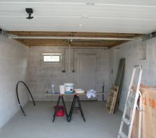 Garage après la première couche de peinture aux murs et après le nettoyage   aspiration du sol