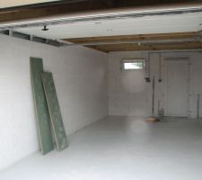 Autre vue du garage après 3 couches de peinture sur le mur et 1 sur le sol.