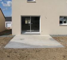 Le ragréage de la terrasse a été fait, le coté droit ayant eu un petit soucis avec la laitance du béton.