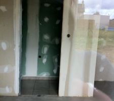 La chape est faite dans la chambre quiattend le pvc carrelage fait dans la sale de bain