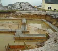 Les fondations sont coulées... petite piscine intérieure... gloups!