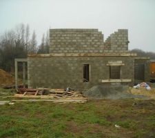 Vue du mur est de la maison. élévation de l'étage en cours