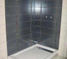 Douche carrel&eacute;e ! il ne reste plus qu'&agrave; poser les portes et terminer les pieds...