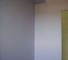 Mur couleur parme SDB