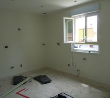 Cuisine murs et pafonds finis, début pose du carrelage